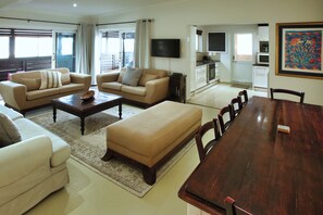 Maison Familiale, vue lagon | Coin séjour | Télévision à écran plat de 40 pouces avec chaînes par satellite