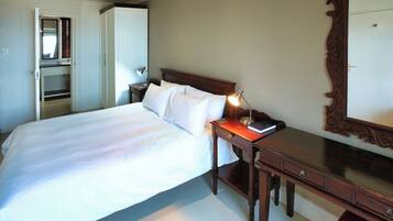 Family House, Lagoon View | 5 bedrooms, individually decorated, individually furnished