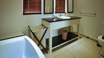 Family House, Lagoon View | Bilik Mandi