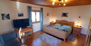 3 bedrooms, desk, WiFi, bed sheets