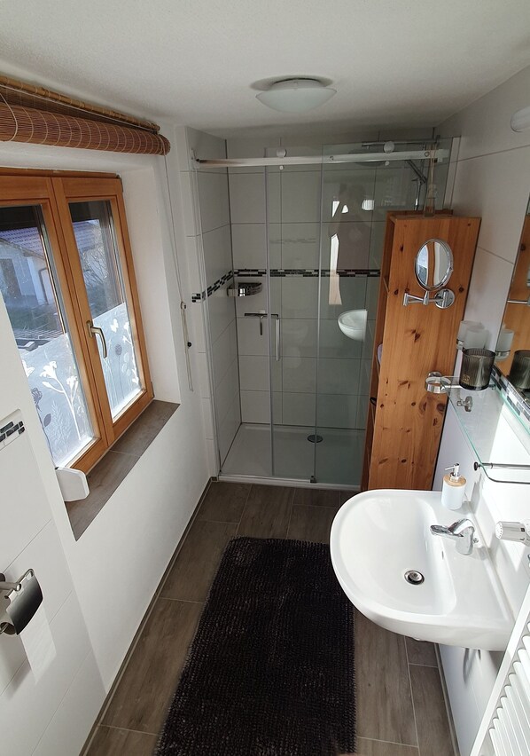 Shower, hair dryer, towels, soap - Alztal vacation apartment (with wallbox) (Altenmarkt an der Alz)
