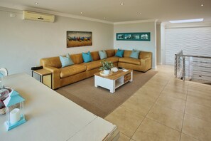 Familiehus, utsikt mot bukt | Oppholdsområde | Flatskjerm-TV og peis