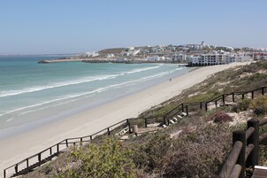 Perto da praia, areia branca, 5 bares na praia