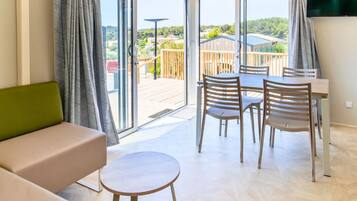 Casa rodante Premium | Área de sala de estar | Televisión de pantalla plana de 36 pulgadas con canales por cable