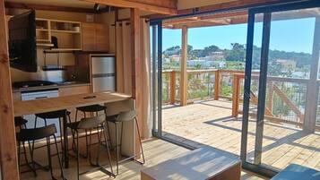 Premium-alpehytte | Opholdsområde | 36-tommers fladskærms-tv med kabelkanaler