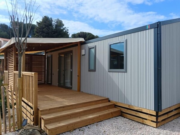 Premium stacaravan | Individueel gemeubileerd, gratis wifi, beddengoed