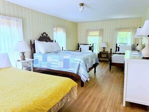 5 bedrooms, iron/ironing board, free WiFi, bed sheets - Curtis Farmhouse (Fennville)