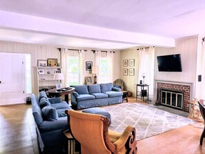 Smart TV, chimenea y oficina 