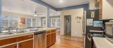 Refrigerador, microondas, horno y parrilla de estufa