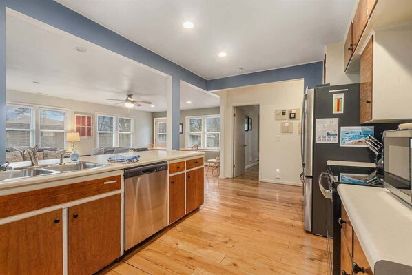 Fridge, microwave, oven, stovetop - Soft Landing (South Haven)