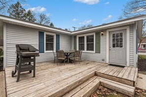 Outdoor dining - Soft Landing (South Haven)