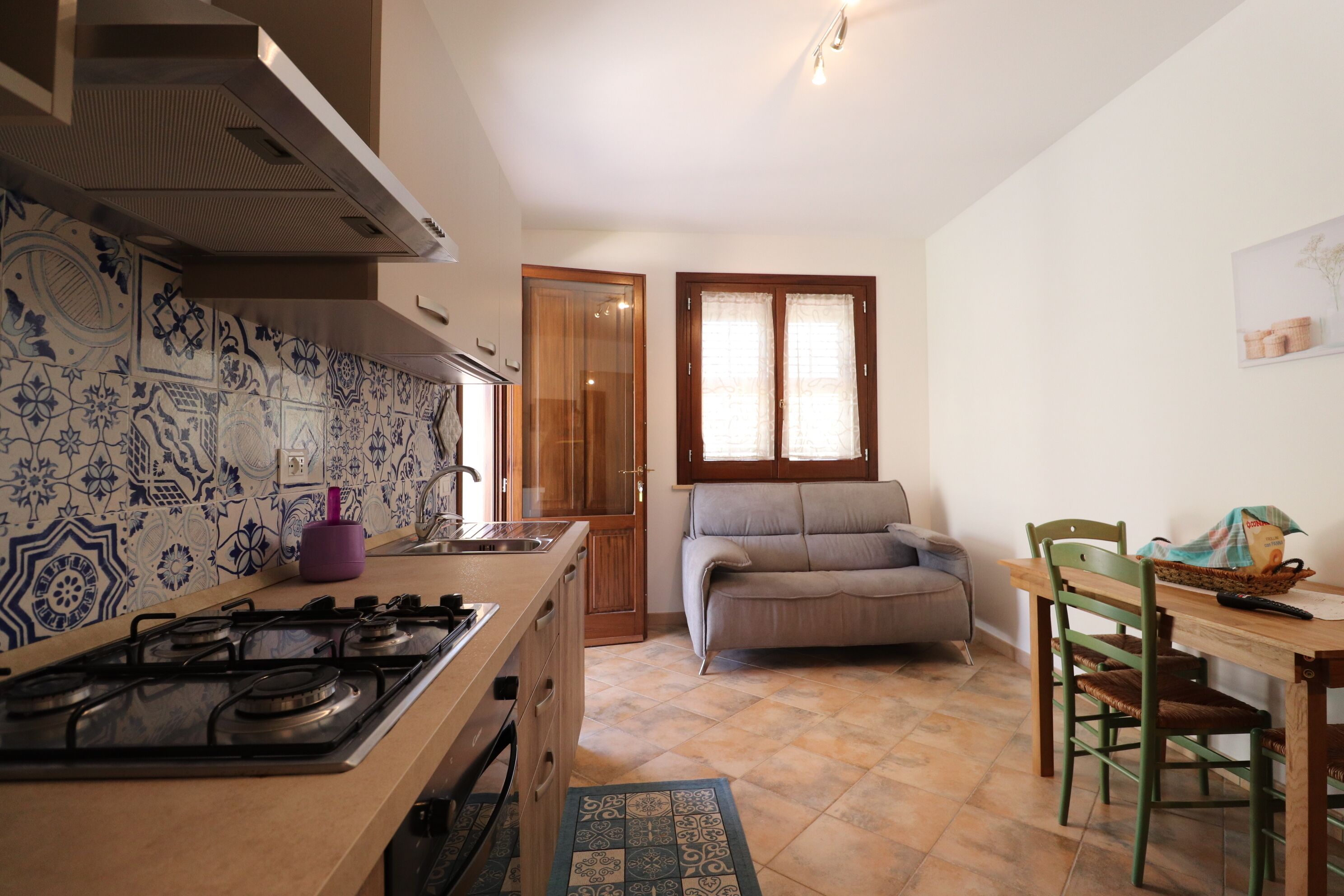 Refrigerador, horno, parrilla de estufa y cafetera y tetera 