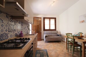 Een koelkast, een oven, een kookplaat, een koffiezetapparaat/waterkoker