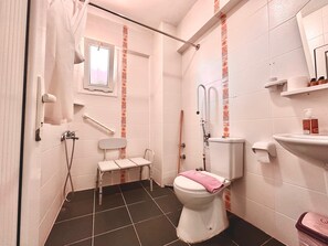 Aile Odasi 1+1 Balkonlu | Bathroom | Shower, hair dryer, towels, soap - İNCİRLİ BUTİK OTEL (Fethiye)