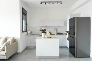 Apartamento, 4 quartos, ar-condicionado, vista para o oceano | Cozinha privada | Chaleira elétrica