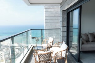 Apartamento, 4 quartos, ar-condicionado, vista para o oceano | Terraço/pátio