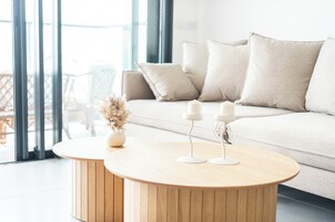 Apartamento, 4 quartos, ar-condicionado, vista para o oceano | Área de estar | TV
