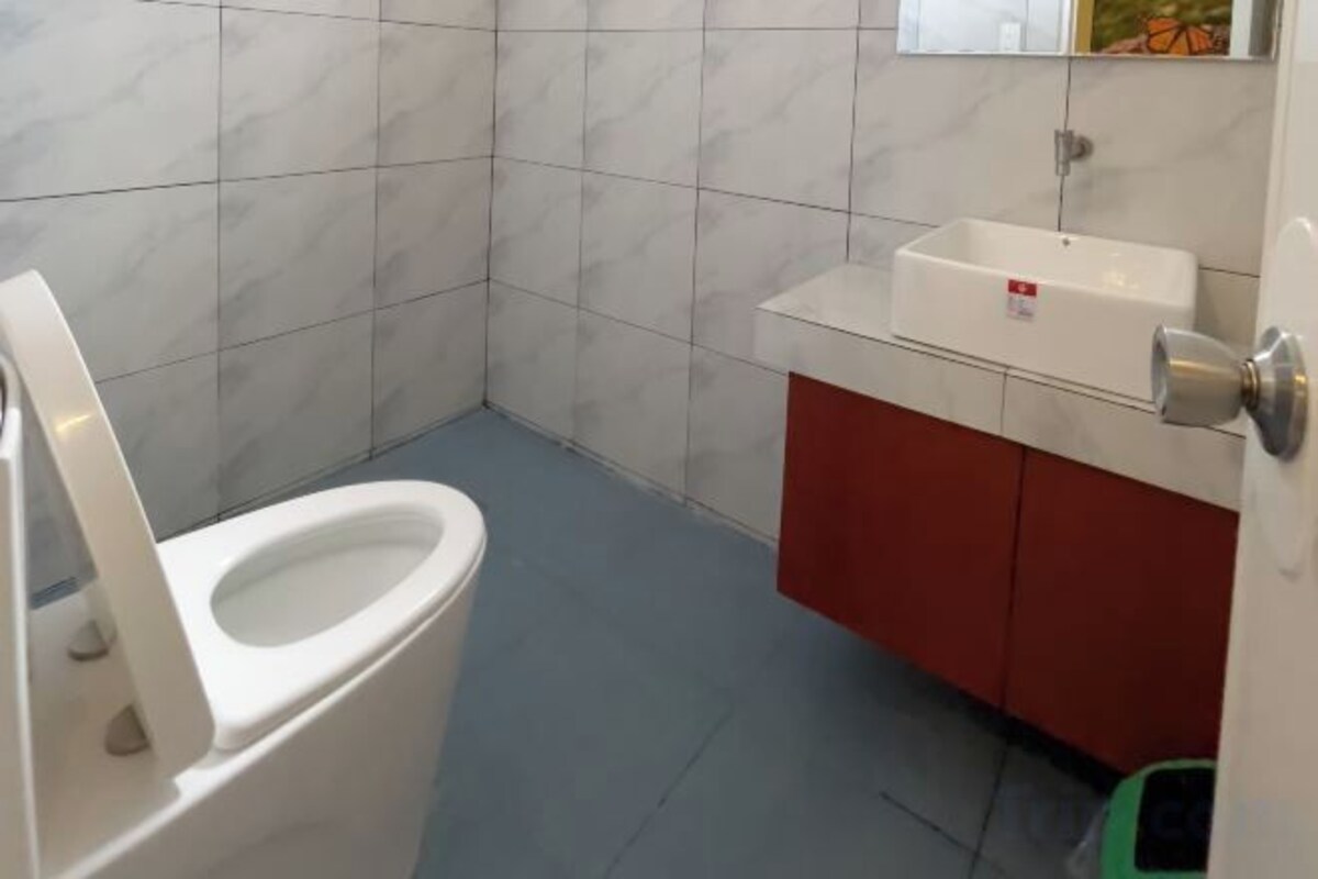 Badezimmer | Dusche, Regendusche, kostenlose Toilettenartikel, Seife