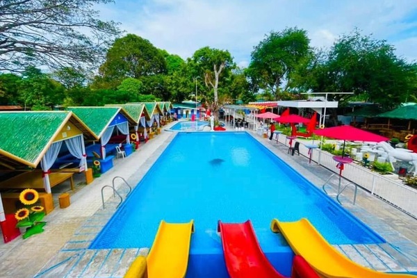 3 outdoor pools