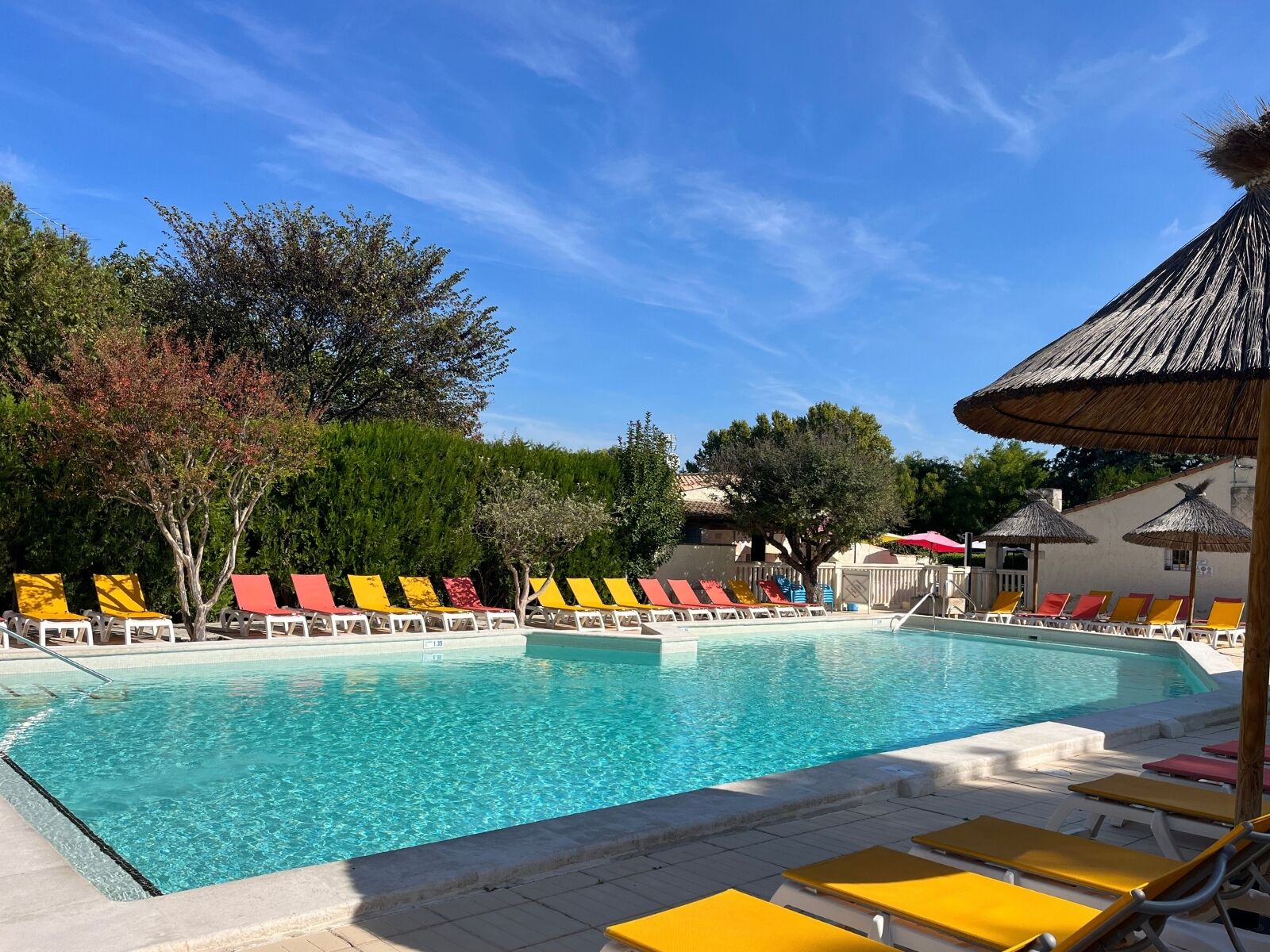 Piscine extérieure, chaises longues