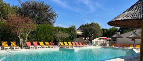 Piscine extérieure, chaises longues