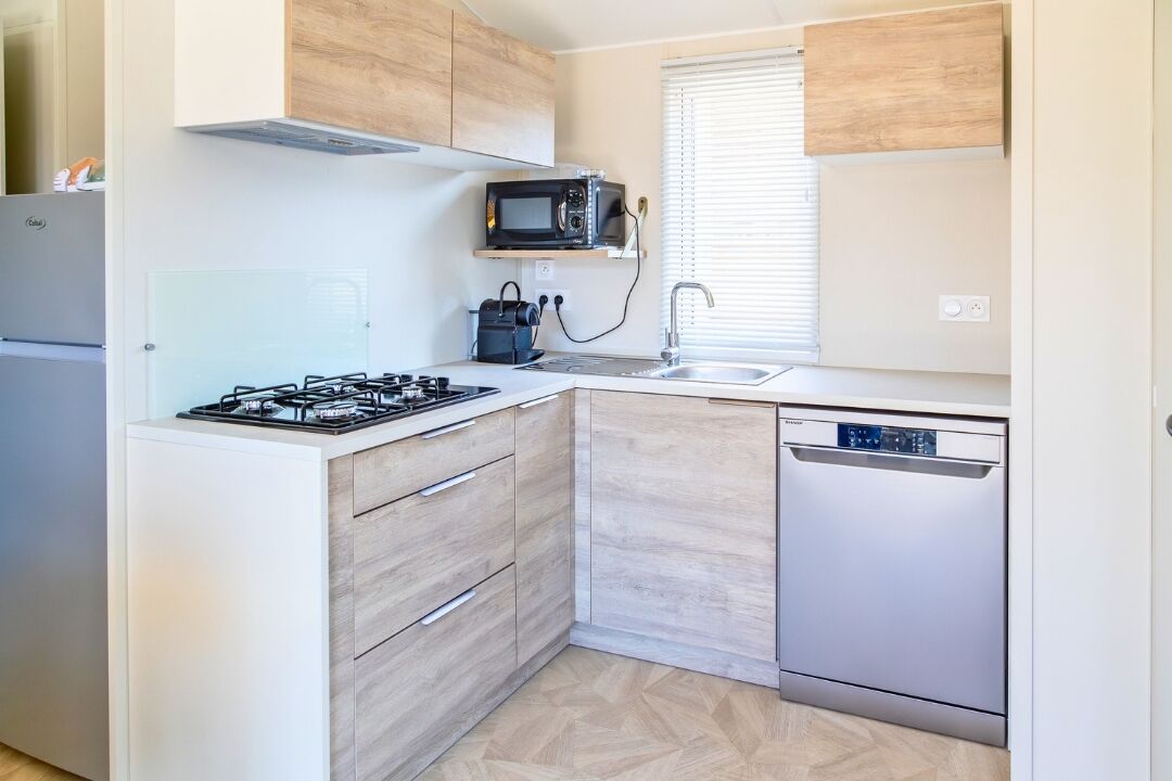 Mobile Home Premium | Coin cuisine privé | Réfrigérateur, micro-ondes, plaque de cuisson, grille-pain