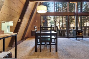 Cabana, várias camas, varanda, vista para a montanha (Truckee Cabin Getaway) | Parte interna