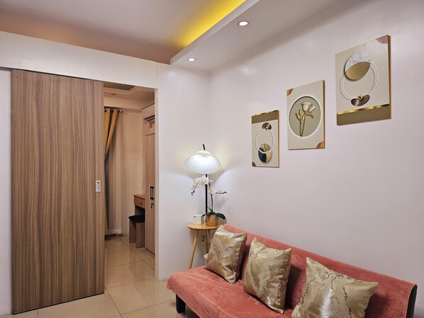 Standard Condo, 1 Bedroom, Balcony, Pool View | Ruang tamu | 43 inci sebuah televisyen pintar dengan digital, Netflix