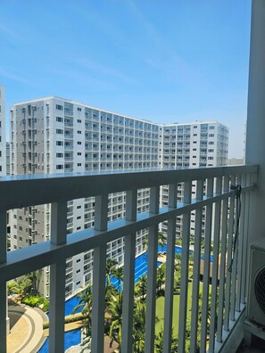 Kondominium Standar, 1 kamar tidur, balkon, pemandangan kolam renang | Balkon