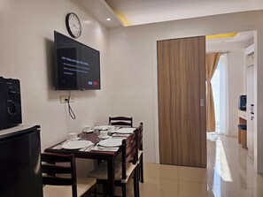 Standard Condo, 1 Bedroom, Balcony, Pool View | Ruang makan