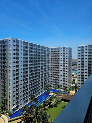 Kondominium Standar, 1 kamar tidur, balkon, pemandangan kolam renang | Pemandangan balkon