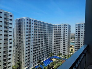 2 kolam renang terbuka, payung kolam, kerusi lepak pantai