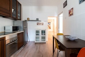 Frigorífico, microondas, horno y utensilios de cocina