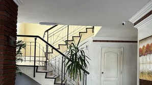 A staircase with a red planter and a door, leading to a room with a tiled floor. - Excellent location in the exclusive district for monthly and seasonal tourists (Viña del)