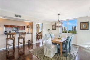 Dining - Gulf Breeze - Vanderbilt Beach - Bayside (Naples)