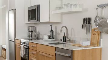 Réfrigérateur, micro-ondes, lave-vaisselle, cafetiÚre/bouilloire