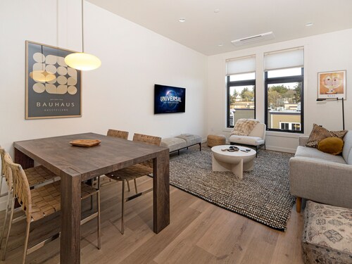 New Luxury Condo! Downtown Friday Harbor! HVN 303