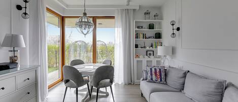 2 bedrooms, iron/ironing board, free WiFi