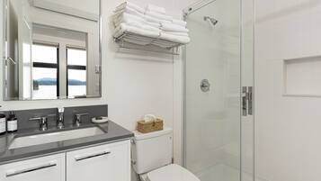 Douche, sĂšche-cheveux