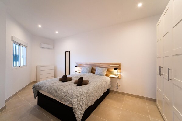 1 quarto, ferros/tábuas de passar roupa, berço de viagem