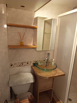 Douche, sèche-cheveux, serviettes fournies, savon