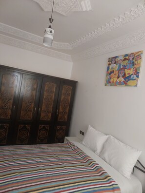2 chambres, fer et planche à repasser, Wi-Fi, draps fournis