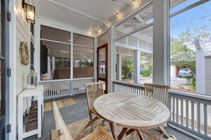 Outdoor dining - Gorgeous! NEXT to Camp WaterColor! 6-Seater LSV/Golf Cart & 4 Bikes Included! (Santa Rosa Beach)