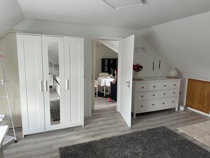 1 slaapkamer, een kluis op de kamer, een bureau