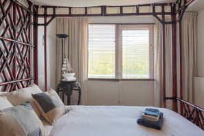 3 bedrooms, travel cot, WiFi, bed sheets