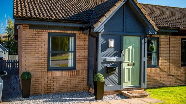Exterior - Cosy two bed pet friendly holiday home with fire, concservatory and mountain views. Just a 10 minute (Aviemore)