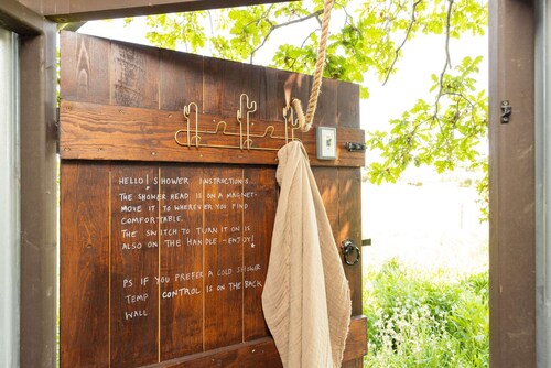 Harbour Ranch Hut - Rustic Countryside Escape