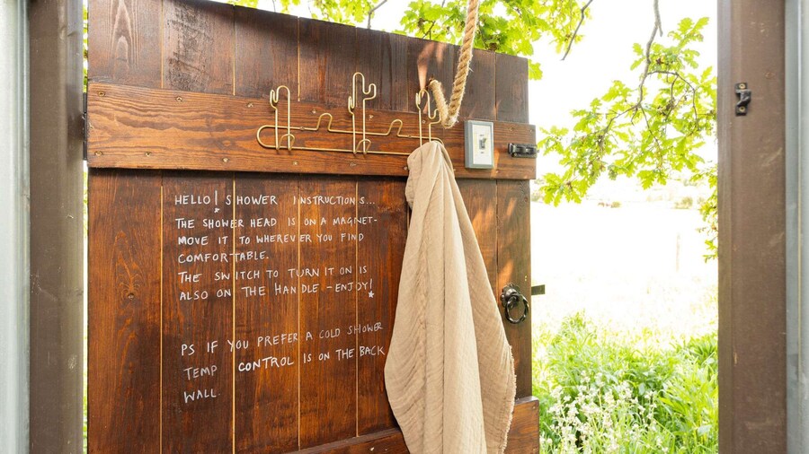 Harbour Ranch Hut - Rustic Countryside Escape