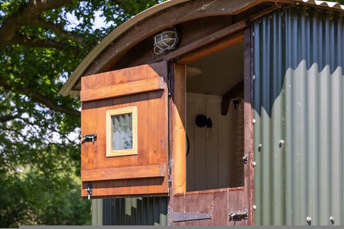 Harbour Ranch Hut - Rustic Countryside Escape