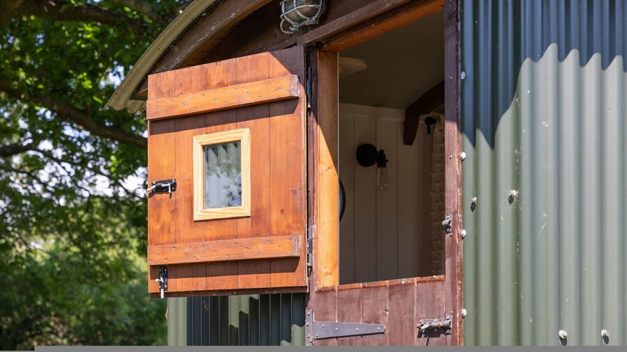 Harbour Ranch Hut - Rustic Countryside Escape